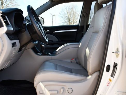 Used 2018 Toyota Highlander XLE image 12