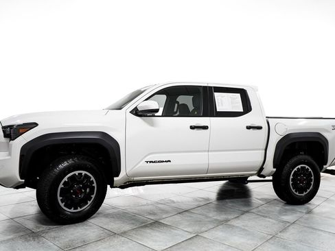 Used 2025 Toyota Tacoma TRD Off-Road AWD/4WD image 4
