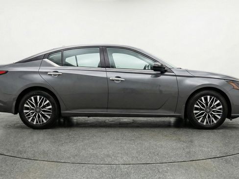 Used 2025 Nissan Altima 2.5 SV FWD image 11