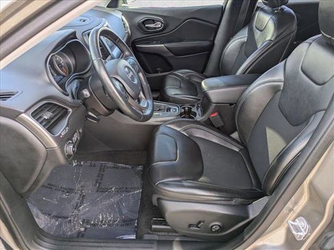 Used 2019 Jeep Cherokee Latitude Plus w/ Comfort/Convenience Group image 16