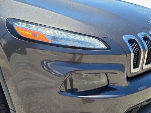 Used 2016 Jeep Cherokee Latitude FWD image 2