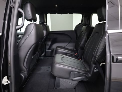 New 2026 Chrysler Pacifica Select image 10