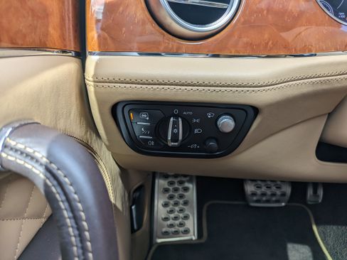 Used 2018 Bentley Bentayga AWD/4WD image 26