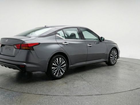 Used 2025 Nissan Altima 2.5 SV FWD image 9