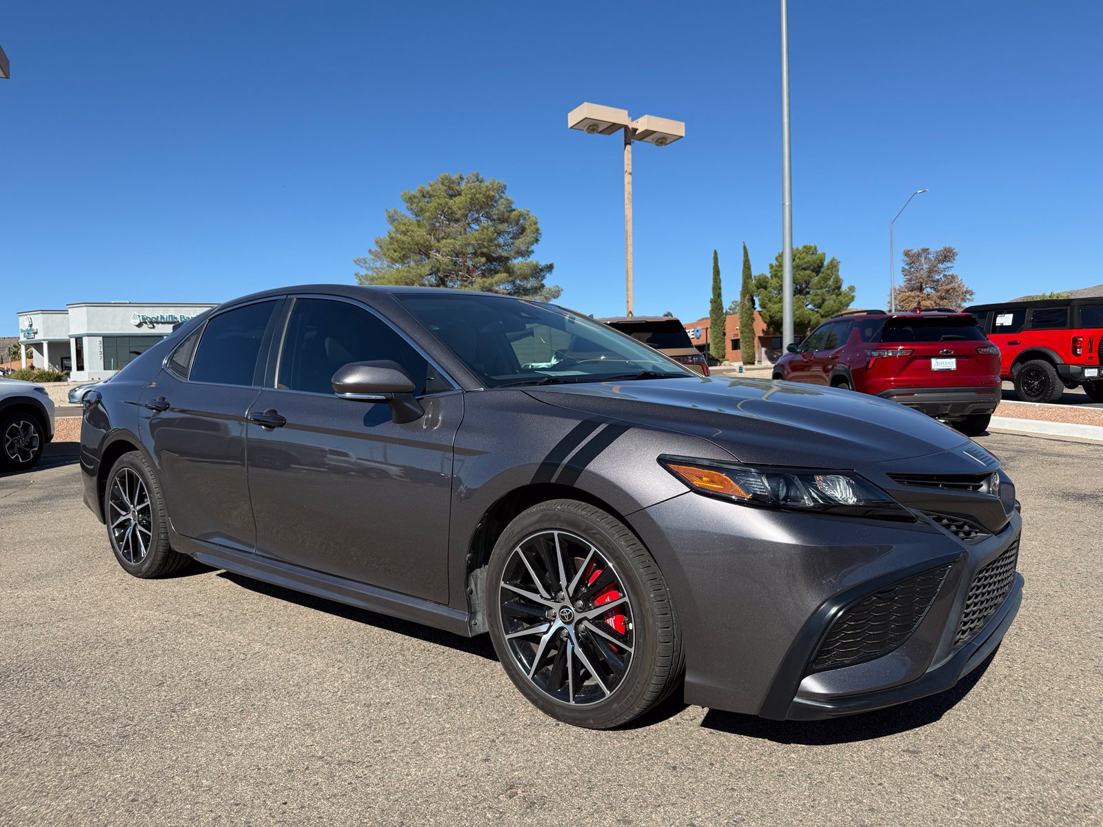 Used 2022 Toyota Camry SE w/ Carpet Mat Package (TMS) FWD image 3