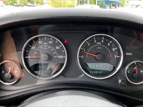 Used 2014 Jeep Wrangler Unlimited Sahara w/ Connectivity Group AWD/4WD image 26