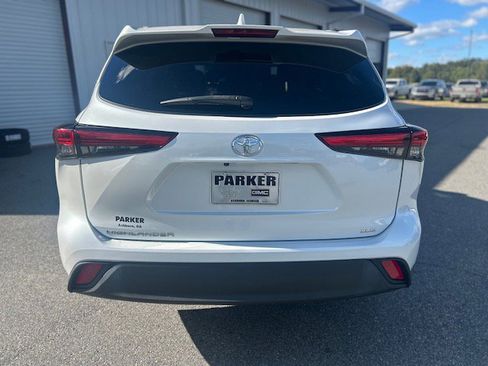 Used 2022 Toyota Highlander XLE image 4
