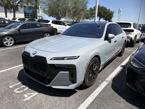 Used 2025 BMW 760i xDrive image 4