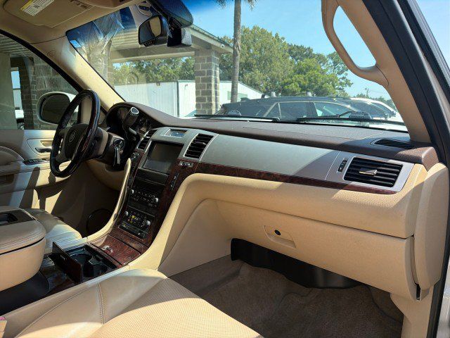 Used 2013 Cadillac Escalade ESV Luxury RWD image 21