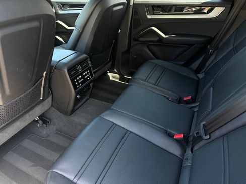 Used 2025 Porsche Cayenne S AWD/4WD image 32