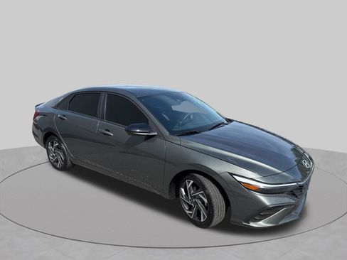 Certified 2025 Hyundai Elantra Sport FWD image 3
