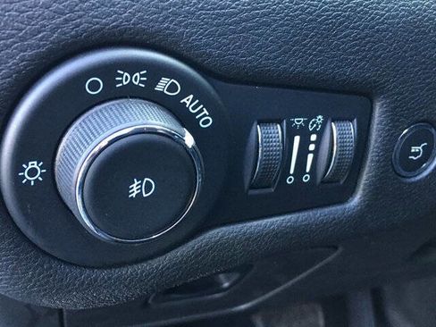 Used 2023 Jeep Cherokee Altitude Lux image 12