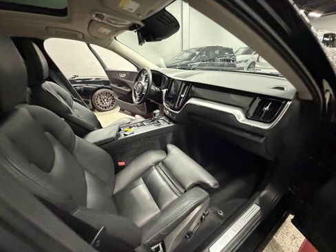 Used 2019 Volvo XC60 T5 Momentum w/ Multimedia Package AWD/4WD image 34