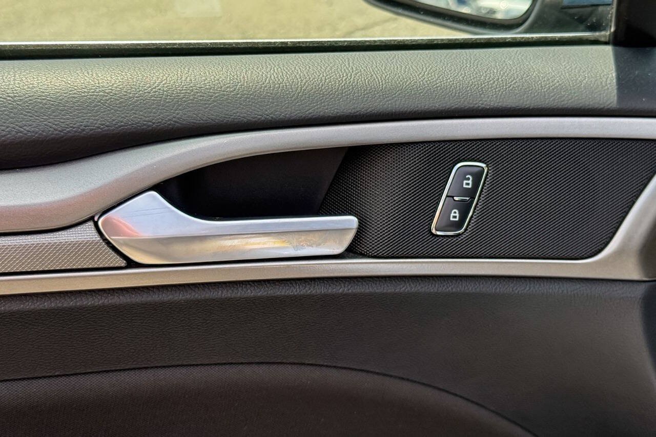 Used 2018 Ford Fusion SE w/ Fusion SE Technology Package FWD image 21