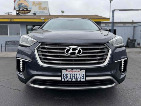 Used 2017 Hyundai Santa Fe SE FWD image 2