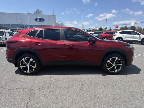 Used 2024 Chevrolet Trax RS w/ Driver Confidence Package FWD image 2