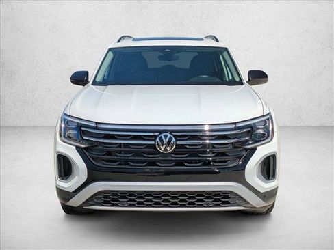 Used 2024 Volkswagen Atlas Peak Edition SE AWD/4WD image 2