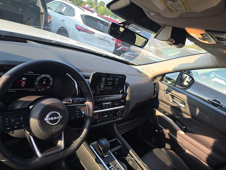 Used 2025 Nissan Pathfinder Platinum w/ Lighting Package (N93) AWD/4WD image 6