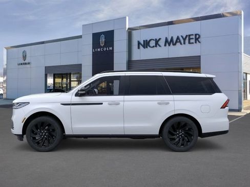 New 2026 Lincoln Navigator Reserve w/ Jet Appearance Package AWD/4WD image 3