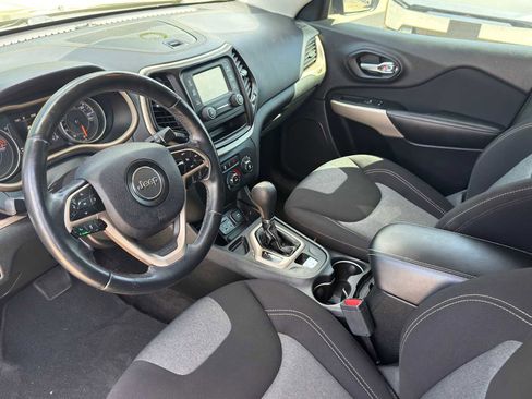 Used 2018 Jeep Cherokee Latitude w/ Altitude Package image 10