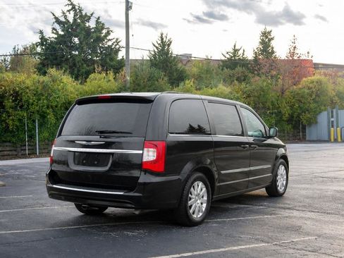 Used 2013 Chrysler Town & Country Touring FWD image 7