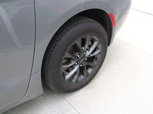 Used 2021 Chrysler Pacifica Touring-L w/ Premium & Safety Sphere Group image 13