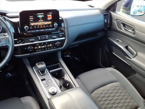 Used 2025 Nissan Pathfinder SV image 16