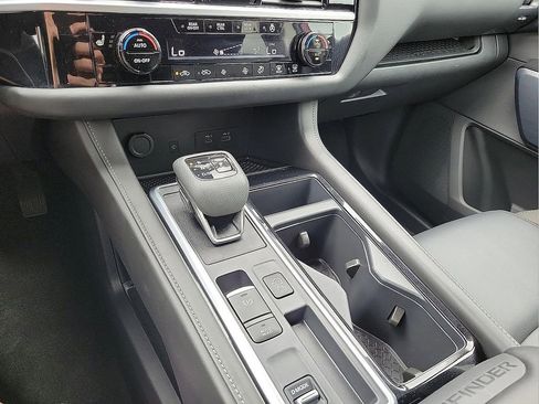 Used 2024 Nissan Pathfinder SL image 18