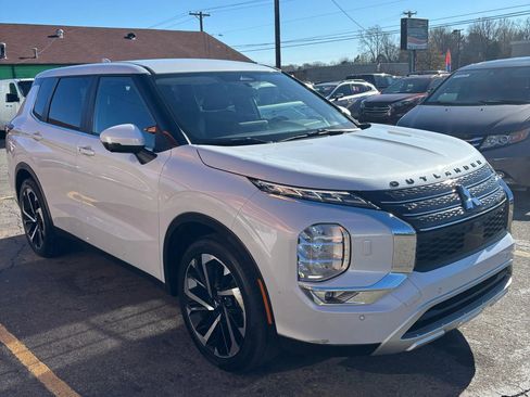 Used 2022 Mitsubishi Outlander SE image 3