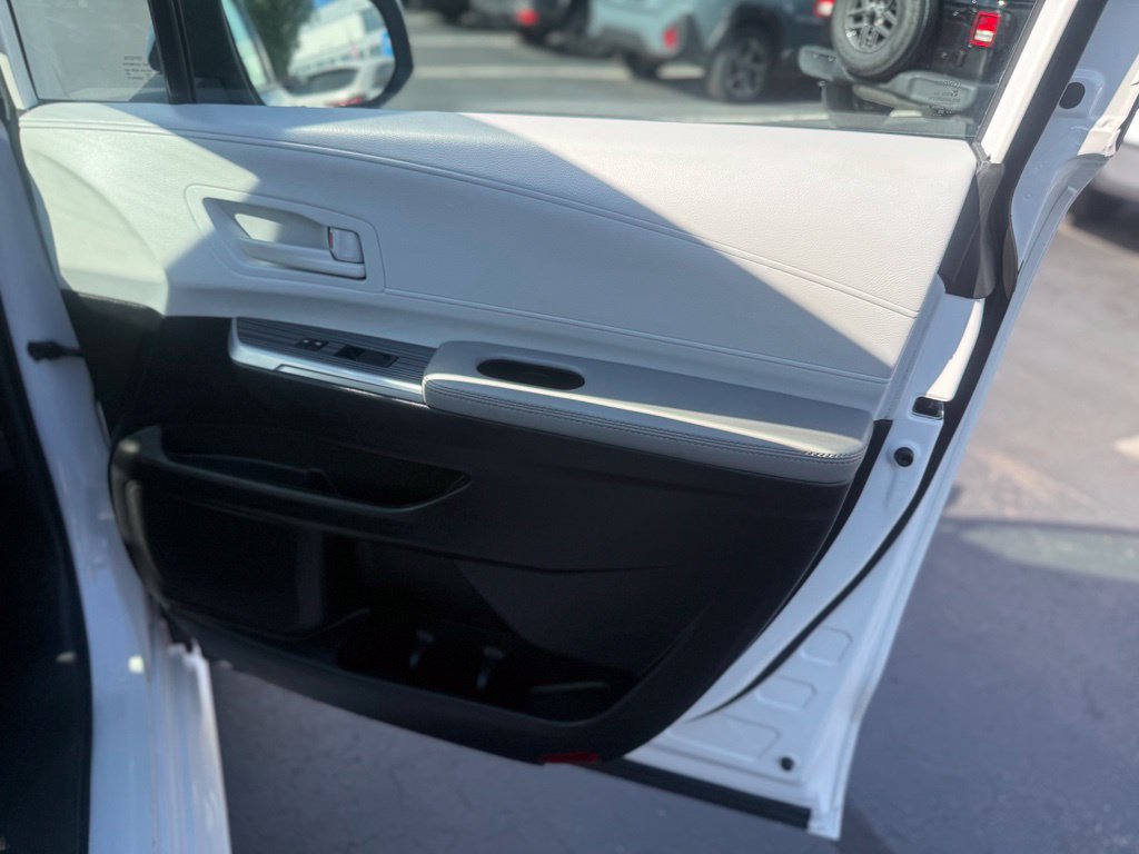 Certified 2025 Toyota Sienna LE FWD image 18