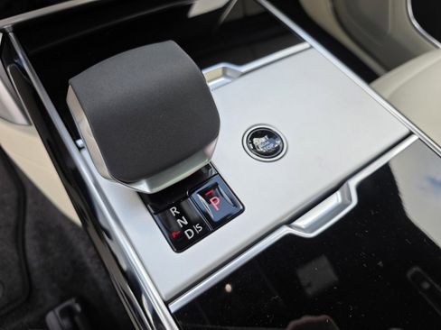 New 2026 Land Rover Range Rover SE image 17