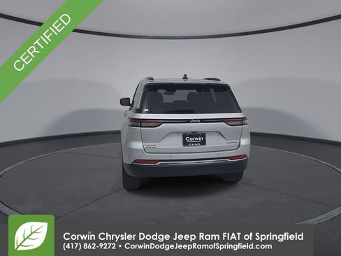 Used 2023 Jeep Grand Cherokee Laredo AWD/4WD image 12