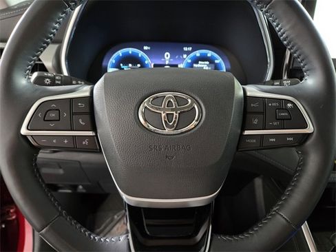 Used 2023 Toyota Highlander Platinum image 32