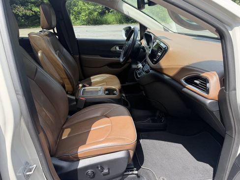 Used 2019 Chrysler Pacifica Limited w/ Advanced Safetytec Group FWD image 15