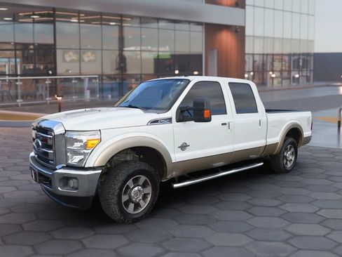Used 2011 Ford F250 Lariat w/ Lariat Interior Pkg image 2