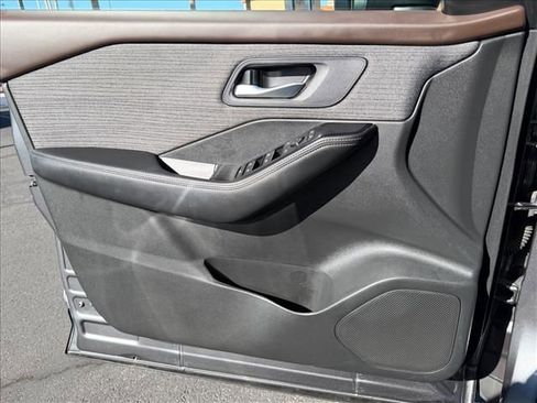 Used 2023 Nissan Rogue SV image 14