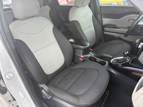 Used 2015 Kia Soul + w/ Audio Package FWD image 11