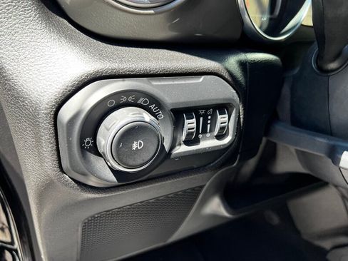 Used 2020 Jeep Wrangler Unlimited Sahara w/ Uconnect 4C Nav & Sound Group AWD/4WD image 29