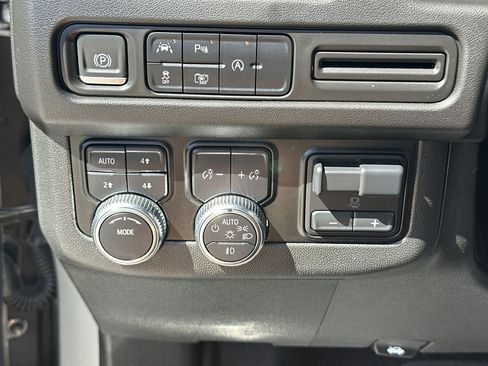 Certified 2023 GMC Yukon SLT w/ SLT Premium Package AWD/4WD image 18