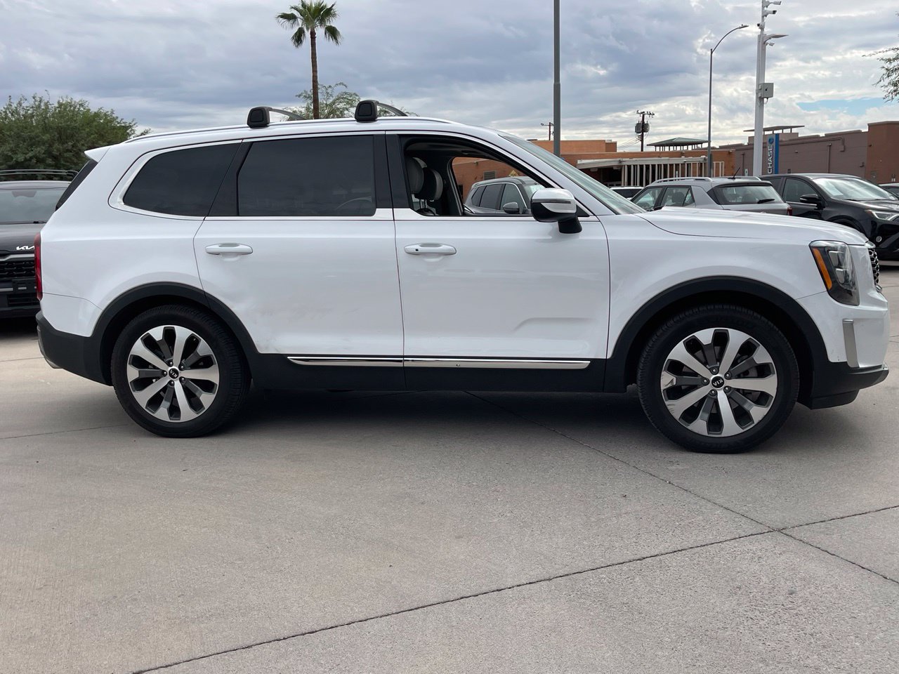 Used 2021 Kia Telluride EX w/ EX Premium Package FWD image 3