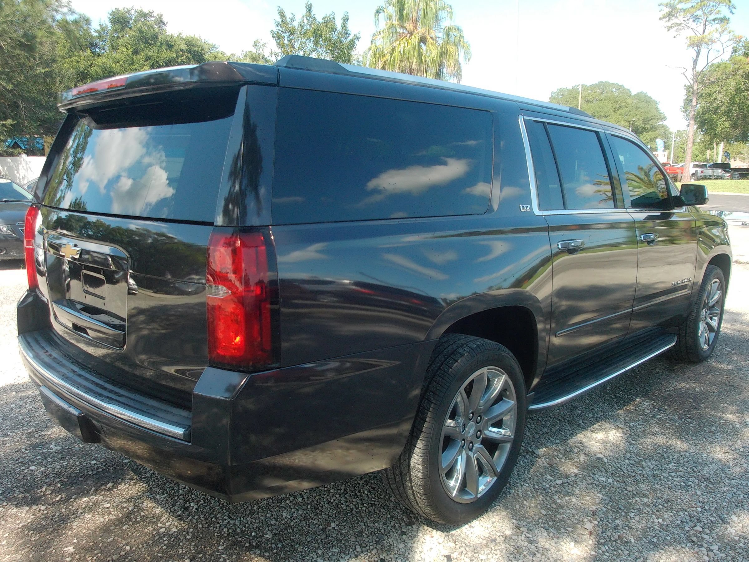 Used 2015 Chevrolet Suburban LTZ RWD image 6
