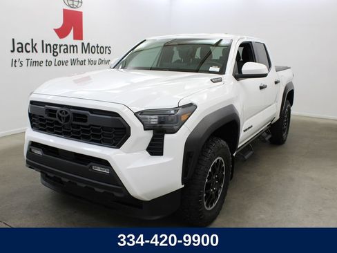 Used 2025 Toyota Tacoma TRD Off-Road AWD/4WD image 1