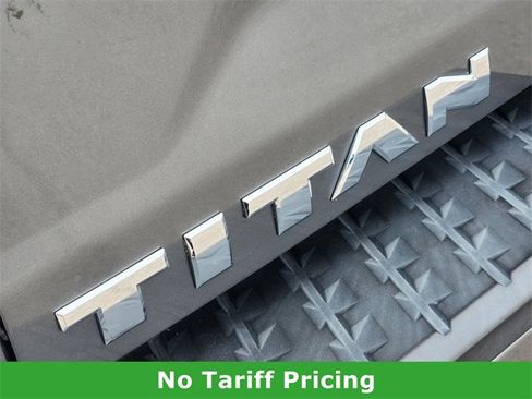 Used 2018 Nissan Titan SV w/ SV Convenience Package image 10