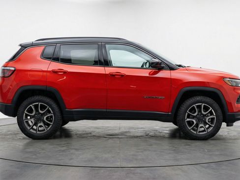 Used 2025 Jeep Compass Trailhawk AWD/4WD image 11