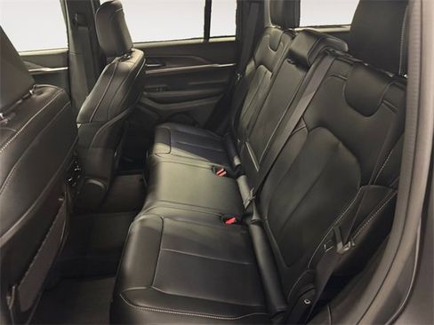 Used 2024 Jeep Grand Cherokee Limited image 13