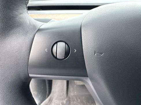 Used 2022 Tesla Model Y Long Range image 31