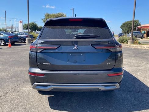 Used 2025 Mitsubishi Outlander SE FWD image 6