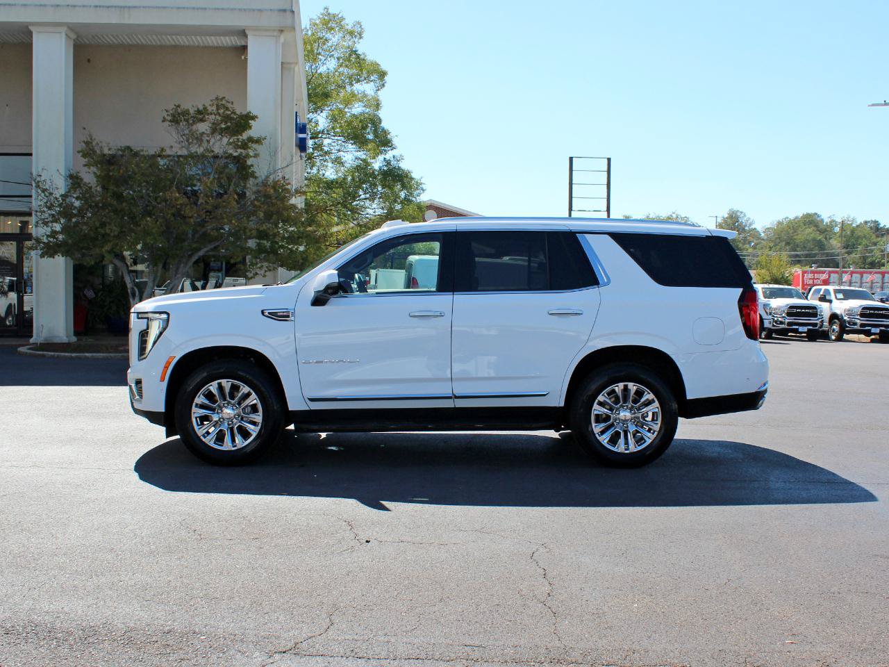 Used 2025 GMC Yukon Denali RWD image 8