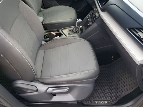 Used 2024 Volkswagen Taos SE w/ Panoramic Sunroof Package image 16