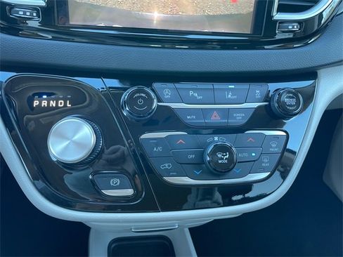 Used 2023 Chrysler Pacifica Touring-L image 23
